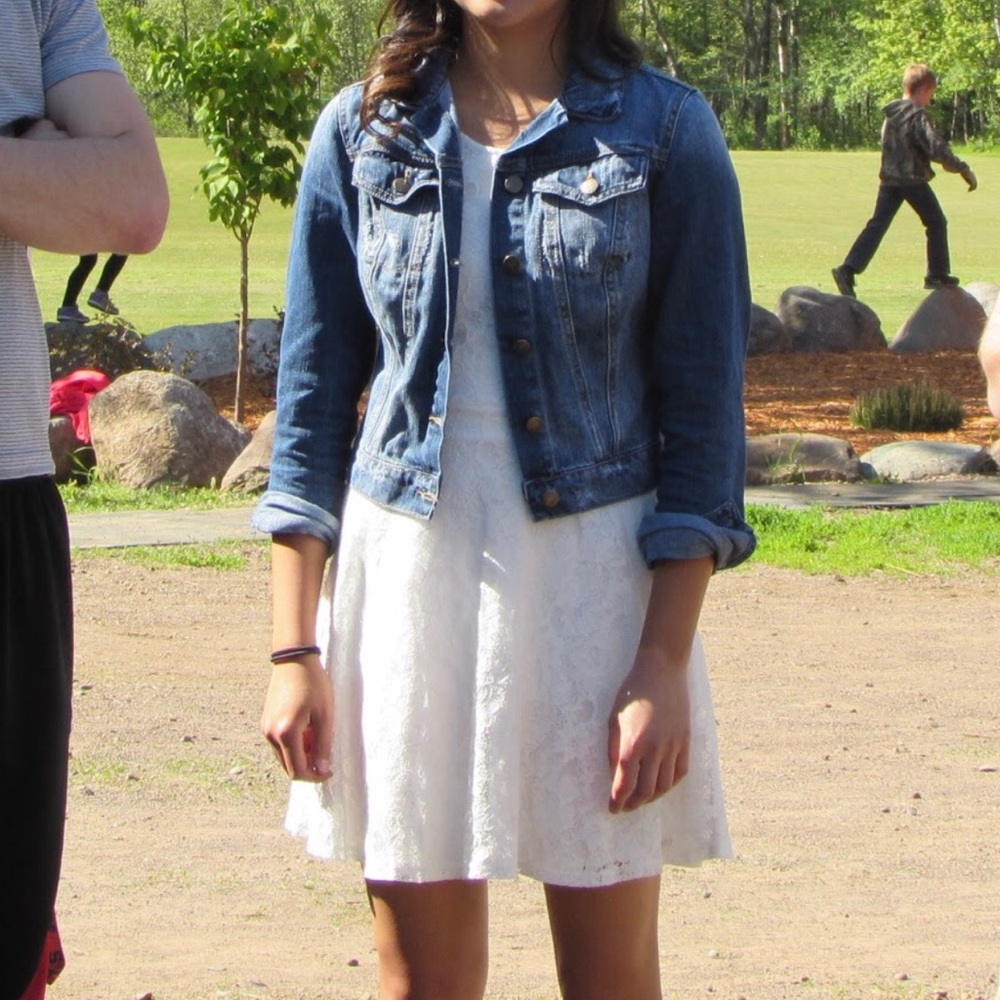 WHITE LACEY SOPRANO SUMMER DRESS W/ NECKLACE